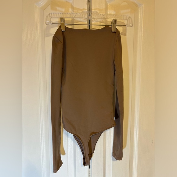Aritzia Babaton - Taupe Long Sleeve Bodysuit Neutral Skinny FitTop LayeringPiece - Picture 3 of 6